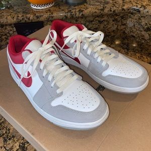 Nike Jordan 1 low SE light smoke grey gym red size 9.5 M